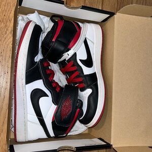 Air Jordan 1 Hi FlyEase